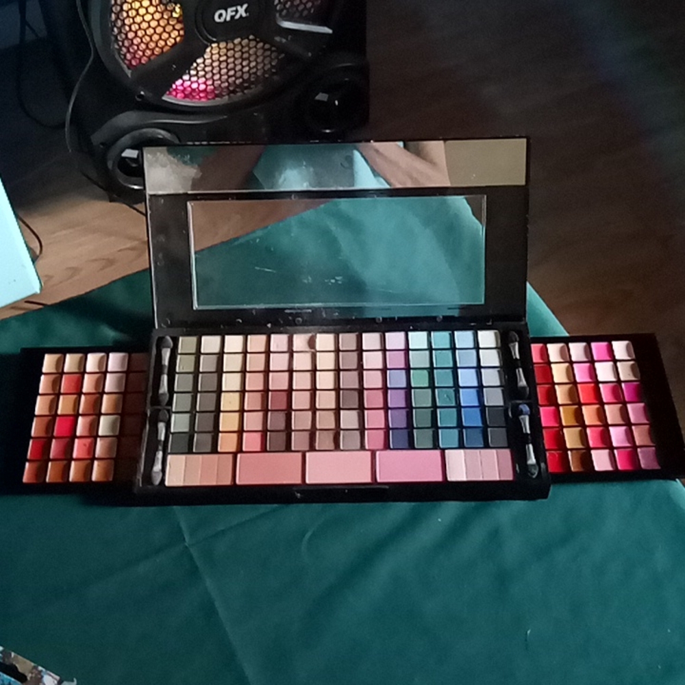 Makeup - Picture 3 of 7